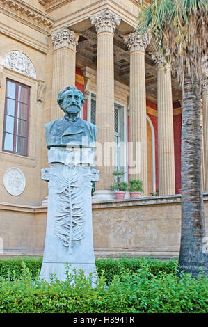 Die Büste von Giuseppe Verdi im Garten des Teatro Massimo - Oper und Ballett-Theater befindet sich im selben benannte Platz, Palermo Stockfoto