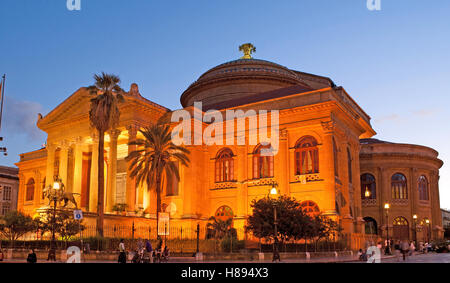 Die Abend-Ansicht des Teatro Massimo - Oper und Ballett-Theater in Verdi Square, Palermo, Sizilien, Italien Stockfoto