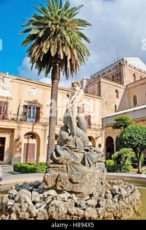 Die malerische Triton-Brunnen, gelegen im Quadrat von Guglielmo II, vor der Kathedrale von Monreale, Sizilien, Italien. Stockfoto