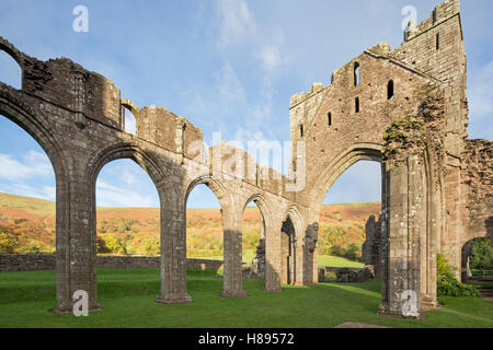 Am späten Nachmittag leichte über Llanthony Priory Turm und Kirchenschiff im Vale of Ewyas, Brecon Beacons National Park, South Wales, UK Stockfoto