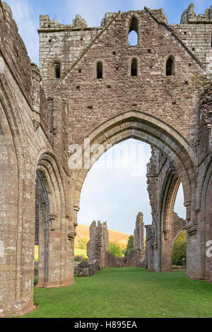 Am späten Nachmittag leichte über Llanthony Priory Turm und Kirchenschiff im Vale of Ewyas, Brecon Beacons National Park, South Wales, UK Stockfoto