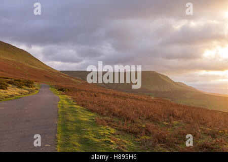 Herbst Sonnenuntergang über Twmpa von den Hängen des Heu Bluff in der Nähe von Hay-on-Wye, Brecon Beacons National Park, Wales, UK Stockfoto