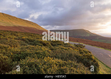 Herbst Sonnenuntergang über Twmpa von den Hängen des Heu Bluff in der Nähe von Hay-on-Wye, Brecon Beacons National Park, Wales, UK Stockfoto