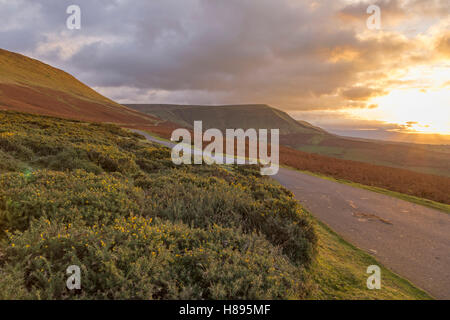 Herbst Sonnenuntergang über Twmpa von den Hängen des Heu Bluff in der Nähe von Hay-on-Wye, Brecon Beacons National Park, Wales, UK Stockfoto