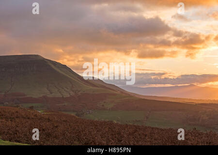 Sonnenuntergang über Twmpa von den Hängen des Heu zu bluffen und die fernen Pen y Fan, Brecon-Beacons-Nationalpark, Wales, UK Stockfoto