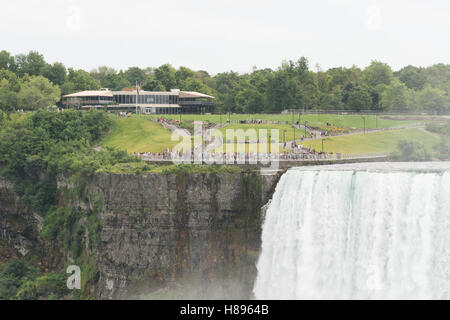 Restaurant Top of the Falls neben Niagara Falls in Niagara Falls State Park, USA Stockfoto