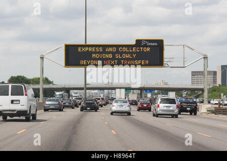 Highway 401 elektronischen Autobahn Zeichen Express und Sammler Gassen Informationen, Toronto, Ontario, Kanada Stockfoto