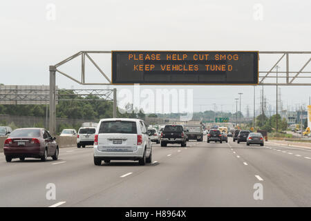 Highway 401 elektronische Variablennachricht Autobahn Zeichen Toronto, Ontario, Kanada Stockfoto