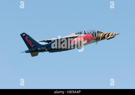 Maribor, Slowenien - 16. April 2016: Team Red Bull Alpha Jet als Teil des Displays The Flying Bulls ausziehen Stockfoto