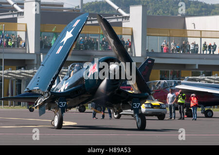 Maribor, Slowenien - 16. April 2016: Red Bull F4U Corsair Flughafen Maribor während statische Anzeige auf Schürze Stockfoto