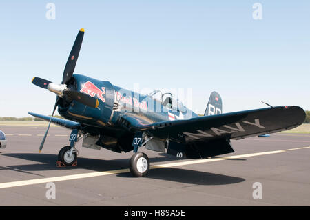 Maribor, Slowenien - 16. April 2016: Red Bull F4U Corsair Flughafen Maribor während statische Anzeige auf Schürze Stockfoto