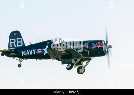 Maribor, Slowenien - 16. April 2016: Red Bull F4U Corsair Flughafen Maribor für Flugvorführung ausziehen Stockfoto