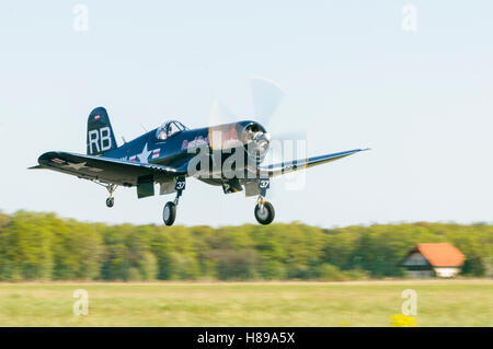 Maribor, Slowenien - 16. April 2016: Red Bull F4U Corsair Flughafen Maribor für Flugvorführung ausziehen Stockfoto