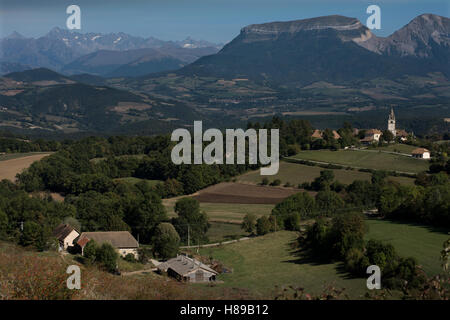 St. Bonnet auf der Route Napoleon im Departement Haute-Alpes Frankreich mit Blick auf das Massif du Pelvoux. September 2016. Stockfoto