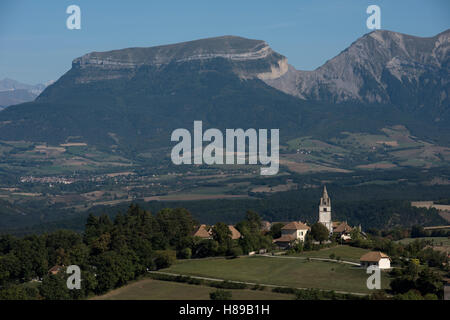 St. Bonnet auf der Route Napoleon im Departement Haute-Alpes Frankreich mit Blick auf das Massif du Pelvoux. September 2016. Stockfoto