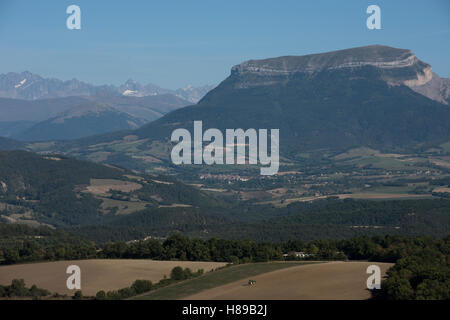 St. Bonnet auf der Route Napoleon im Departement Haute-Alpes Frankreich mit Blick auf das Massif du Pelvoux. September 2016. Stockfoto