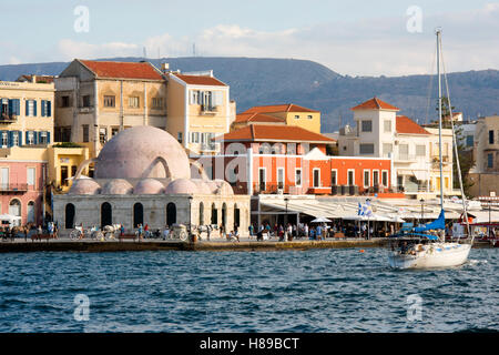 Griechenland, Kreta, Chania, Hasan-Pascha-Moschee im Venezianischen Hafen. Stockfoto