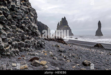 Der schwarze Sand Strand von Reynisfjara, Island. Stockfoto