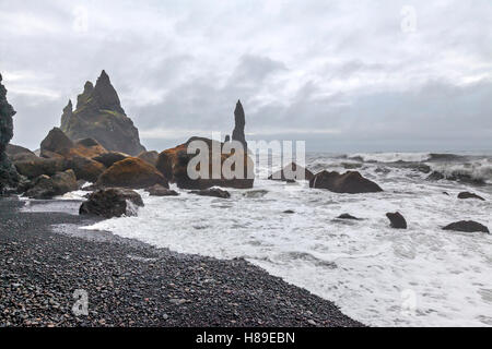 Der schwarze Sand Strand von Reynisfjara, Island. Stockfoto