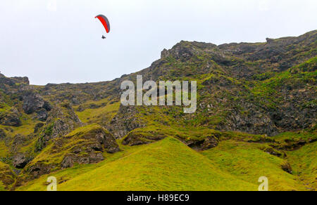 Ein Hängegleiter fliegen auf Reynisfjara Island. Stockfoto