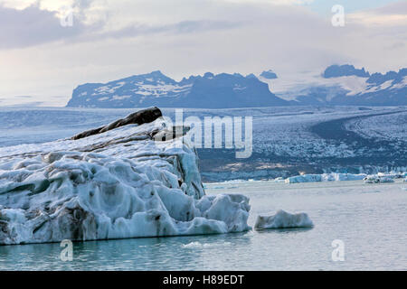 Ein Blick auf einen Gletscher in der Jokulsarion Gletscher Lagune in Island. Stockfoto