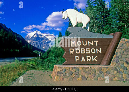 Holzschild in Mount Robson Provincial Park, Rocky Mountains, im Hintergrund Mount Robson (3.954 mt), British Columbia, Kanada Stockfoto