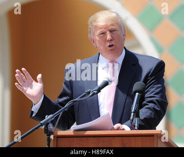 BOCA RATON, FL - 16 APRIL: Donald Trump spricht in Süd-Florida Steuer Tag Tee Party Kundgebung am Sanborn Square n Sunrise Florida. 16. April 2011. © MPI04 / Medien Punch Inc. Stockfoto