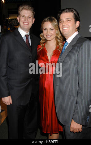 L-r: Eric Trump, Vanessa Trump und Donald Trump Jr. besuchen Trump Magazin und FAO Schwarz Abend einkaufen Fete feiern die Geburtstage von Vanessa und Donald Trump Jr. mit einem Anteil an alle Erlöse aus dem Verkauf während der Veranstaltung zugunsten von OPE Stockfoto