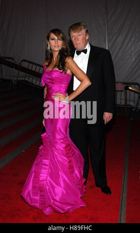 Donald Trump und Melania Trump abgebildet Abfahrt der "Superhelden: Mode und Fantasie" Costume Institute Gala im The Metropolitan Museum of Art, New York City, 5. Mai 2008. © RD / MediaPunch Stockfoto