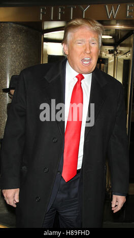 NEW YORK, NY - 17 Dezember: Donald Trump nach einem Auftritt auf Access Hollywood fördern die neue Saison der Celebrity Apprentice und eine mögliche Ausführung für das Präsidentenamt am 17. Dezember 2014 in New York City zu sehen. Bildnachweis: RW/MediaPunch Stockfoto