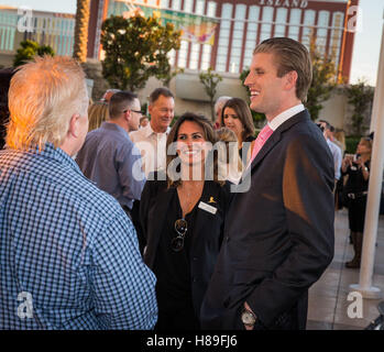 LAS VEGAS, NV - 16 Oktober: Eric Trump und Gäste als Trump International Hotel Las Vegas Gastgeber Luxus-Lifestyle und Charity Spendenaktion mit Eric Trump im Trump International Hotel in Las Vegas, NV am 16. Oktober 2014 abgebildet. Bildnachweis: RTNEKP / MediaPunch *** Stockfoto