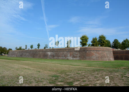 Stadtmauer in der Altstadt von Lucca in Italien Stockfoto