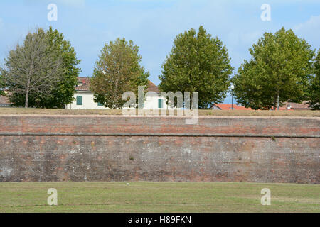 Stadtmauer in der Altstadt von Lucca in Italien Stockfoto