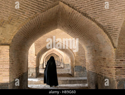 Menschen unter den unteren Bögen der Si-o Seh überbrücken Isfahan Iran Stockfoto