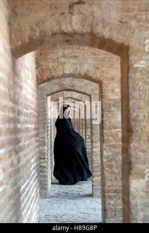 Menschen unter den unteren Bögen der Si-o Seh überbrücken Isfahan Iran Stockfoto