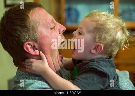 Detroit, Michigan - Adam Hjermstad macht Gesichter mit seinem zwei Jahre alten Sohn, Adam Hjermstad Jr. Stockfoto