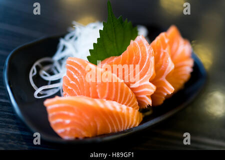 In Scheiben geschnittenen Lachs-Sashimi, japanische Rohkost köstliches Menü, berühmte Fisch aus Norwegen Stockfoto