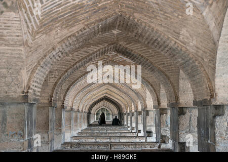 Menschen unter den unteren Bögen der Si-o Seh überbrücken Isfahan Iran Stockfoto