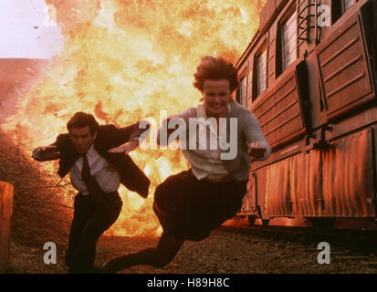 GOLDENEYE, (GOLDENEYE) USA 1995, Regie: Martin Campbell, PIERCE BROSNAN, IZABELLA SCORUPCO, Stichwort: Explosion, Feuer Stockfoto