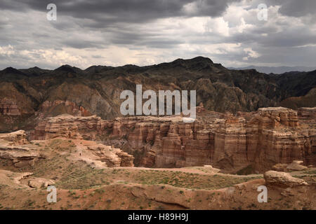 Einzelne Tourist am oberen Felsenweg von Tscharyn-Canyon-Nationalpark-Kasachstan Stockfoto