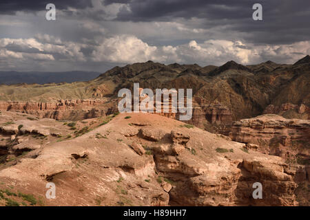 Dunkle Wolken über Hoodoos in Kasachstan Tscharyn-Canyon-Nationalpark Stockfoto