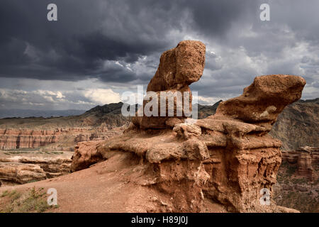 Dunkle Wolken über rotem Sandstein Hoodoo in Kasachstan Tscharyn-Canyon-Nationalpark Stockfoto