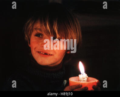 Gibt es Zu Weihnachten Schnee?, (Y'AURA-T-IL DE LA NEIGE A NOEL?) F 1996, Regie: Sandrine Veysset, Szene-Stichwort: Art, Zahnlücke, Kerze Stockfoto