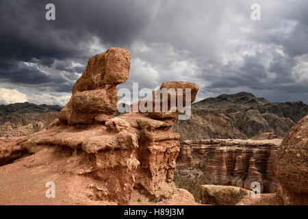 Dunkle Wolken über geformten Buntsandstein am Tscharyn-Canyon-Nationalpark-Kasachstan Stockfoto