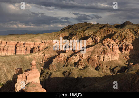 Paar unter Bild bei Sonnenuntergang auf Hoodoo am Tscharyn Canyon Kasachstan Stockfoto