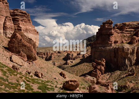 Tal der Burgen mit erodierten rotem Sandstein bei Tscharyn-Canyon-Nationalpark-Kasachstan Stockfoto