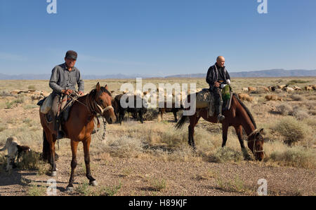 Kasachische Cowboys Reiten hüten Vieh und Schafe in der Steppe des Zhongar Alatau Gebirge Kasachstan Stockfoto