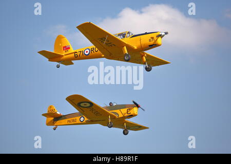 Shuttleworth Collection Miles Magister und ein DHC Streifenhörnchen T.22 bei einer Air Show im alten Warden, UK Stockfoto