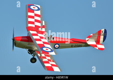 de Havilland DH82a Tiger Moth von Shuttleworth Collection auf einer Air Show in Old Warden, UK Stockfoto