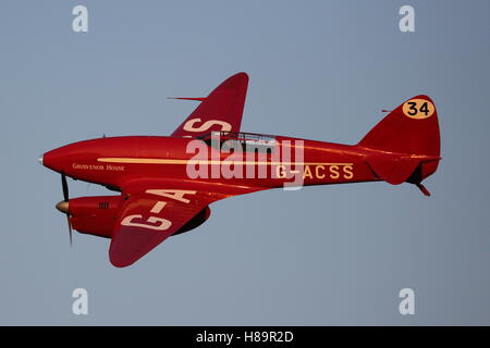 Vintage de Havilland DH.88 Comet Racing Flugzeug getroffen, um die Luft im Old Warden Stockfoto